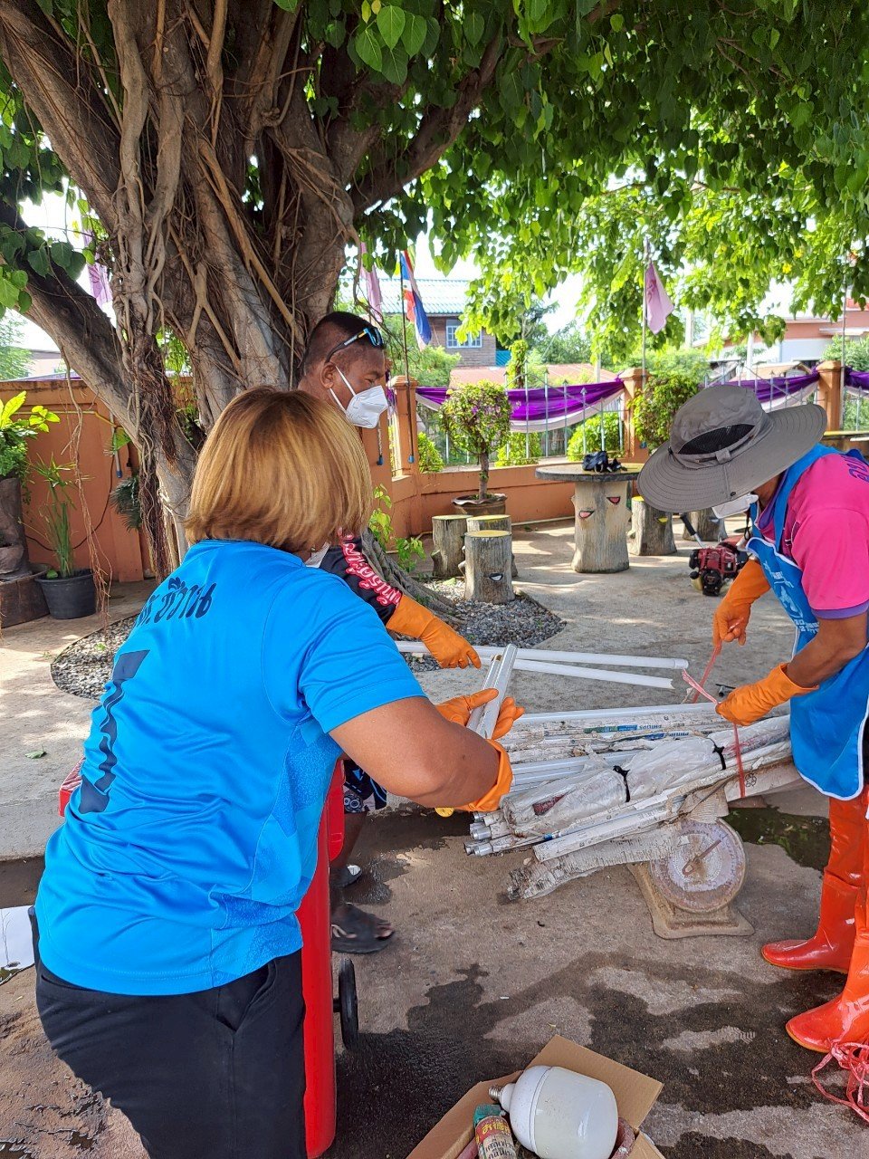 นำส่งของเสียอันตรายจากชุมชน