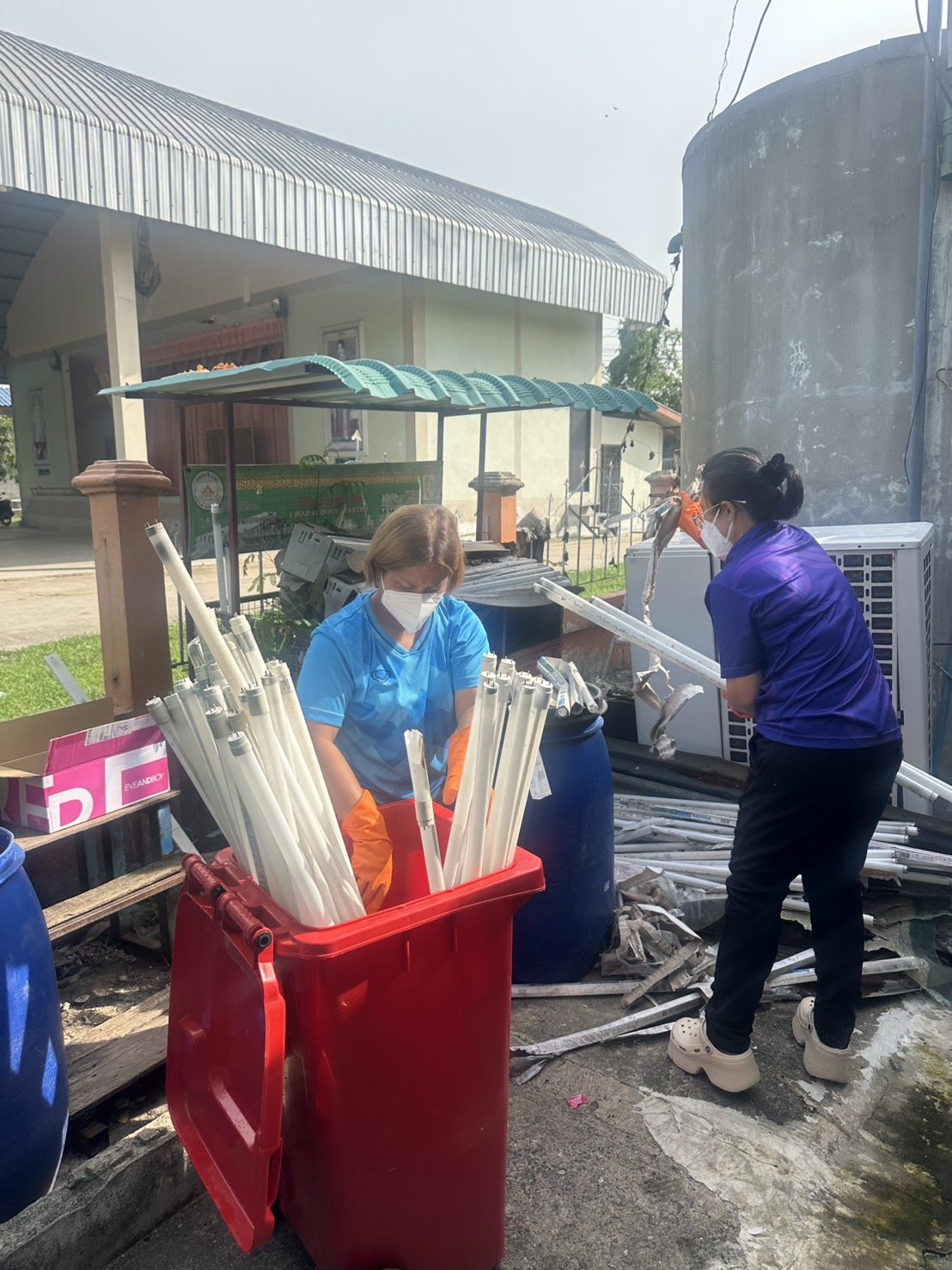 นำส่งของเสียอันตรายจากชุมชน