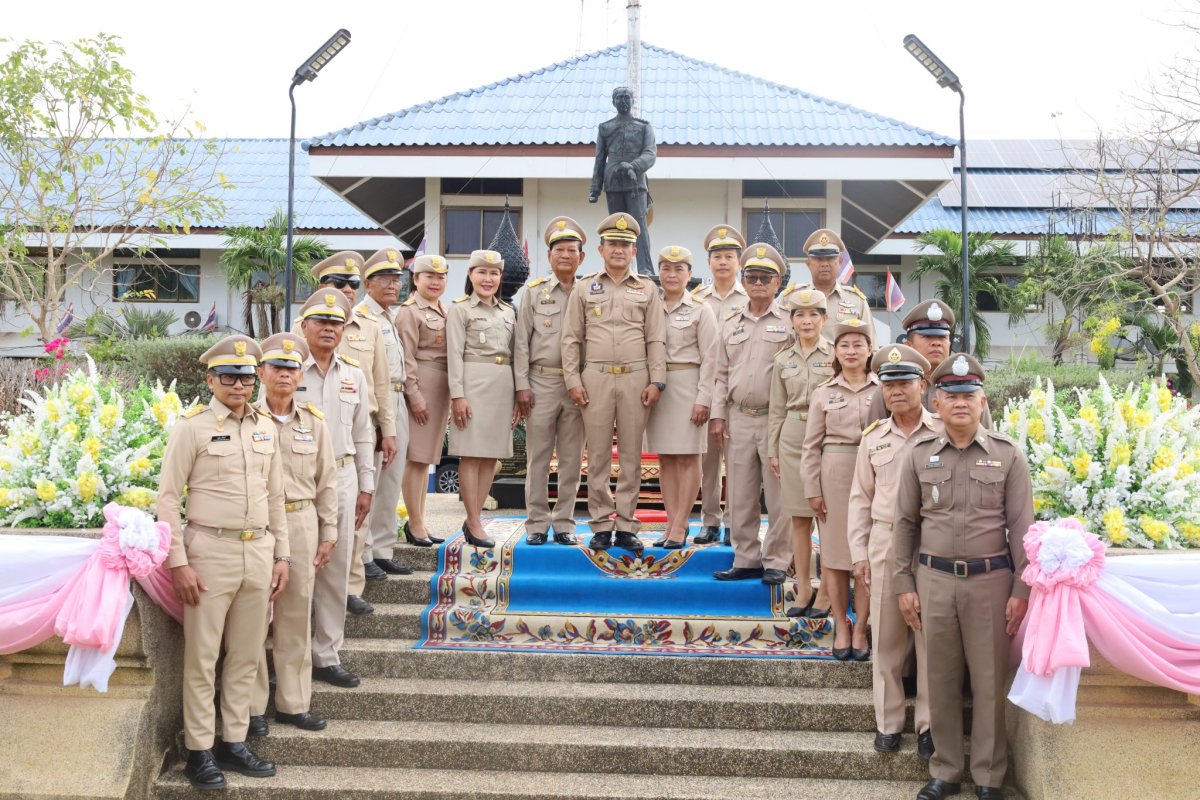 พิธีวางพานพุ่มดอกไม้ถวายราชสักการะเนื่องในวันท้องถิ่นไทย