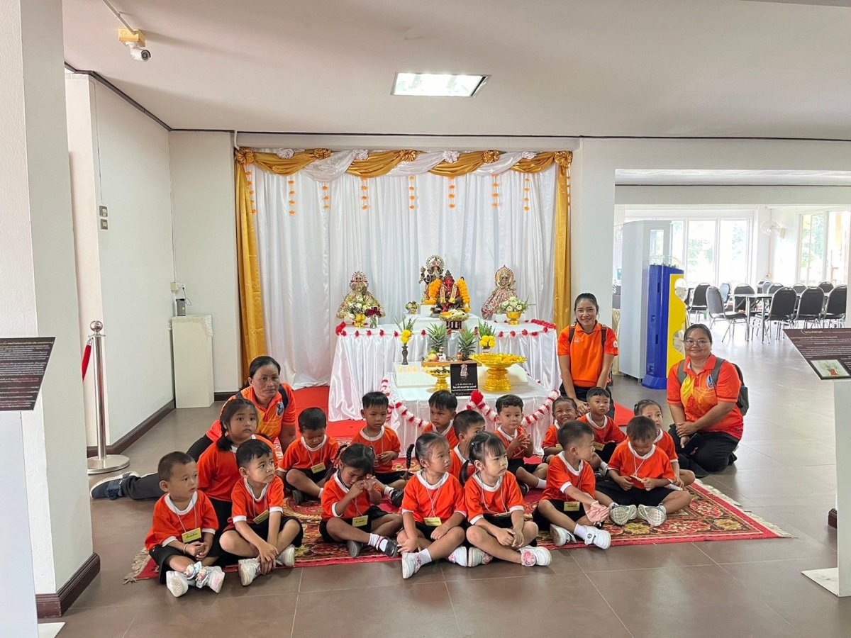 วันที่ 11 กันยายน 2567 นำโดย นางกาญจนา ยันตะพันธ์ หัวสถานศึกษาองค์การบริหารส่วนตำบลชีวาน พร้อมด้วยคณะครู พนักงาน จัดโครงการสนับสนุนค่าใช้จ่ายในการบริหารการศึกษา  กิจกรรมพัฒนาผู้เรียน แหล่งเรียนรู้นอกสถานที่ ณ พิพิธภัณฑ์สถานแห่งชาติพิมาย อำเภอพิมาย จังหวัดนครราชสีมา