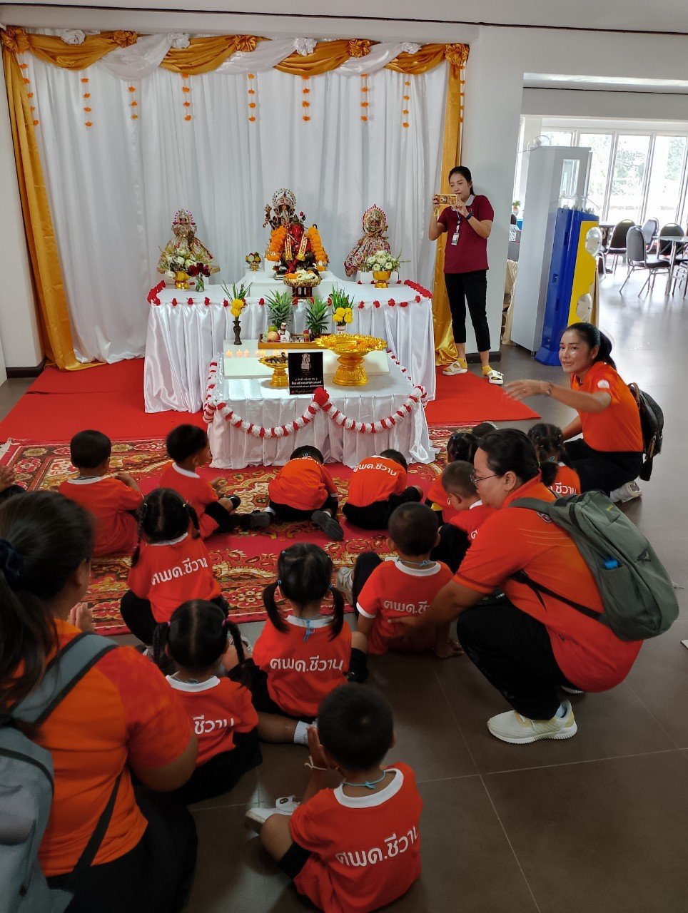 วันที่ 11 กันยายน 2567 นำโดย นางกาญจนา ยันตะพันธ์ หัวสถานศึกษาองค์การบริหารส่วนตำบลชีวาน พร้อมด้วยคณะครู พนักงาน จัดโครงการสนับสนุนค่าใช้จ่ายในการบริหารการศึกษา  กิจกรรมพัฒนาผู้เรียน แหล่งเรียนรู้นอกสถานที่ ณ พิพิธภัณฑ์สถานแห่งชาติพิมาย อำเภอพิมาย จังหวัดนครราชสีมา