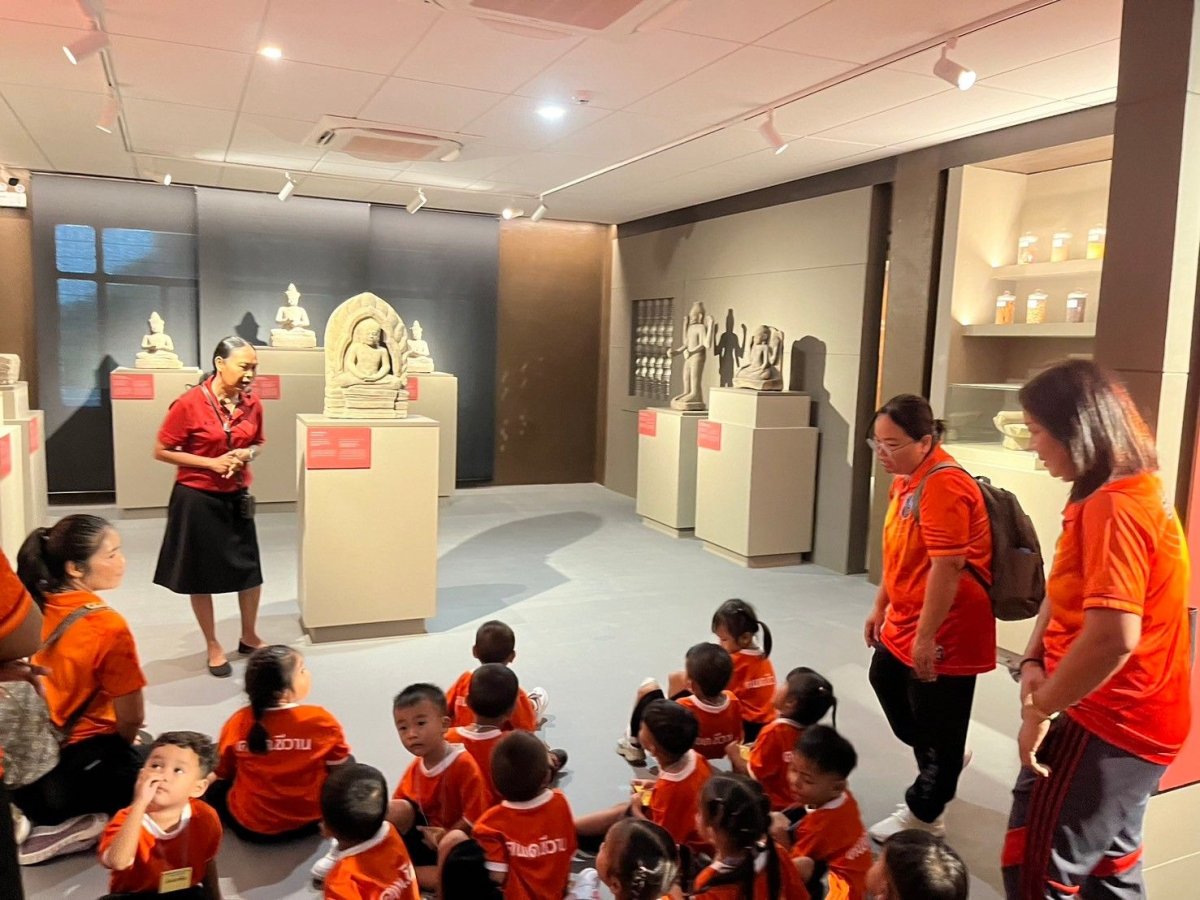 วันที่ 11 กันยายน 2567 นำโดย นางกาญจนา ยันตะพันธ์ หัวสถานศึกษาองค์การบริหารส่วนตำบลชีวาน พร้อมด้วยคณะครู พนักงาน จัดโครงการสนับสนุนค่าใช้จ่ายในการบริหารการศึกษา  กิจกรรมพัฒนาผู้เรียน แหล่งเรียนรู้นอกสถานที่ ณ พิพิธภัณฑ์สถานแห่งชาติพิมาย อำเภอพิมาย จังหวัดนครราชสีมา