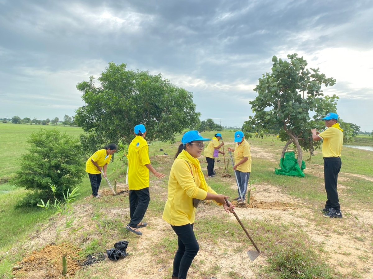 นายพงษ์ สินสวัสดิ์ นายกองค์การบริหารส่วนตำบลชีวาน คณะผู้บริหาร สมาชิกสภาองค์การบริหารส่วน ข้าราชการ พนักงานจ้าง ผู้นำชุมชน คณะครู นักเรียน และประชาชน เข้าร่วมโครงการ ปลูกต้นไม้ในป่าชุมชนป่าต้นน้ำ ป่าสาธารณปลูกหญ้าแฝก อนุรักษ์ฟื้นฟูแหล่งน้ำตามแนวพระราชดำริฯ เพื่อเฉลิมพระเกียรติพระบสทสมเด็จพระเจ้าอยู่หัว เนื่องในโอกาสมหามงคลเฉลิมพระชนมพรรษา 6 รอบ 28 กรกฎาคม 2567