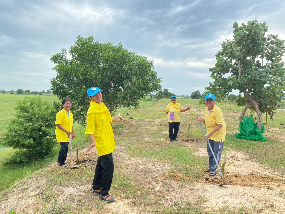 นายพงษ์ สินสวัสดิ์ นายกองค์การบริหารส่วนตำบลชีวาน คณะผู้บริหาร สมาชิกสภาองค์การบริหารส่วน ข้าราชการ พนักงานจ้าง ผู้นำชุมชน คณะครู นักเรียน และประชาชน เข้าร่วมโครงการ ปลูกต้นไม้ในป่าชุมชนป่าต้นน้ำ ป่าสาธารณปลูกหญ้าแฝก อนุรักษ์ฟื้นฟูแหล่งน้ำตามแนวพระราชดำริฯ เพื่อเฉลิมพระเกียรติพระบสทสมเด็จพระเจ้าอยู่หัว เนื่องในโอกาสมหามงคลเฉลิมพระชนมพรรษา 6 รอบ 28 กรกฎาคม 2567