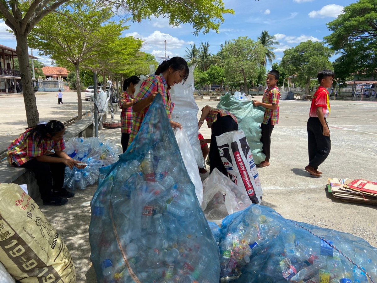 กิจกรรมทอดผ้าป่าขยะรีไซเคิลเพื่อสมทบทุนการศึกษาเด็กและเยาวชนตำบลชีวาน