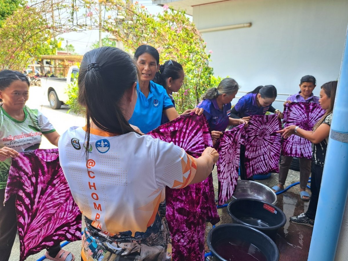 โครงการฝึกอบรมส่งเสริมอาชีพสตรี หลักสูตรผ้ามัดย้อม
